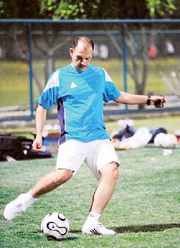 عشاء للاعبي المنتخب اليوم وحسونة يصوت لميسي وأبو هنطش ومسعدة لمارتا