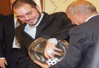 الأمير علي رئيسا لاتحاد الكرة بالإجماع