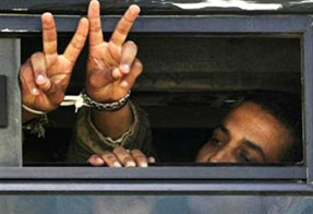 الصحف العبريّة: إسرائيل ستبعد 120 أسيرًا إلى غزة أو بلدان أخرى