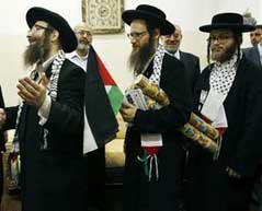 ثلاثة حاخامات يهود يتناولون العشاء في مجمع النقابات المهنية