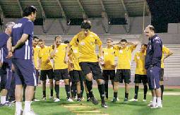 لاعبو منتخب الكرة يتسلمون نصف المكافأة ويتدربون على السلط السبت