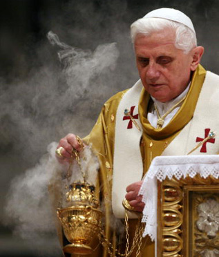 امرأة "مختلة عقليا" تطرح بابا الفاتيكان أرضا..شاهد الفيديو