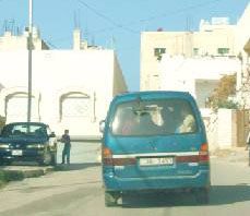 إربد: طلاب مدارس خاصة يتكدسون في الصناديق الخلفية لباصات "الفان"