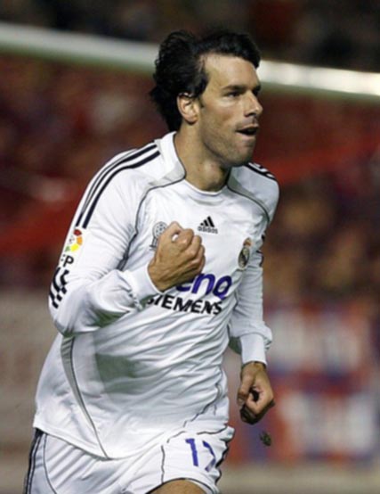 ليفربول يفاوض ريال مدريد من أجل استعارة فان نيستلروي