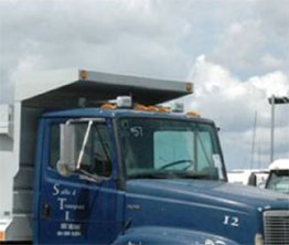 شاحنة محملة بالأبقار تقتحم غرفة نوم أحد المواطنين في بلدة أبو نصير