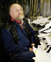 صومالي يحاول قتل رسام "كاريكاتير الرسول" مسلحا بـ"فأس"