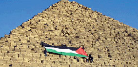 نشطاء فرنسيون يرفعون علم فلسطين على هرم منقرع