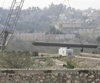 دعوى قضائية ضد مبارك والحكومة المصرية لوقف بناء الجدار الفولاذي