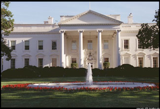 الكشف عن شخص ثالث تمكن من "التسلل" إلى حفل عشاء بالبيت الأبيض