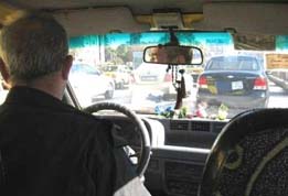 محتال يتقمص شخصية شرطي ليسرق سيارة سيدة في احد المولات