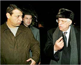 رئيس الموساد يهاجم السلطة ويتهم دحلان باستثمار الملايين بمشاريع في ليبيا