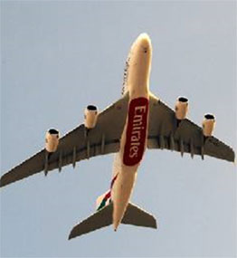 اعتقال 3 "مفجرين مفترضين" على متن طائرة إماراتية بمطار هيثرو