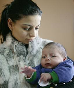 سيدة تدهس رضيعا ووالده وتلوذ بالفرار