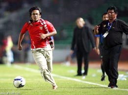 مشجع اندونيسي نزل أرض الملعب لإحراز هدف بعد أداء منتخب بلاده السيئ