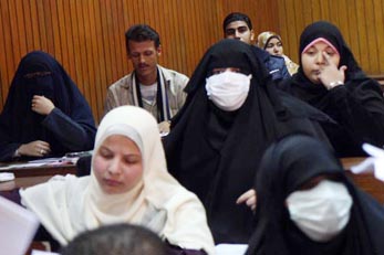 جامعة القاهرة تحظر ارتداء «الكمامات» كبديل للنقاب داخل لجان الامتحانات