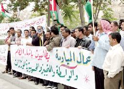 موجة "واسعة" من تسريح العمال والنقابات تحذر من تداعياتها "الكارثية"