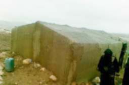 عائلة تسكن في خيمة منصوبة على أرض جبلية بمادبا