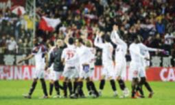 برشلونة يسعى للثأر من اشبيلية وبينيتيز يأمل إنقاذ منصبه