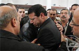 هل تسمح حماس بدخول محمد دحلان إلى غزة وحضور جنازة والدته؟