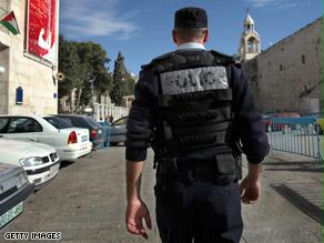 محاكمة 4 من رجال شرطة الإسرائيليين "تبولوا" على فلسطيني