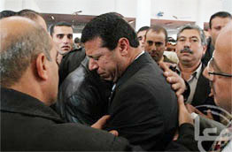 رغم موافقة حماس على مشاركته.. دحلان يغيب عن تشييع جنازة والدته