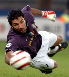 بوفون أفضل حارس مرمى في التاريخ وكاسياس يحتل المركز الثاني