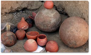 اكتشاف مغارة أثرية في الرمثا تحوي قبورا وأواني فخارية