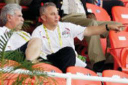 زاهر يتوعد الجزائريين..شحاتة يشعر بالثقة قبل مواجهة الكاميرون