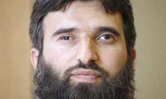 سجين ليبي سابق بغوانتانامو يكشف عن تجربته مع جلاديه ومحاولتهم كسر ارادته وقلع عينيه