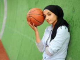 منع لاعبة كرة سلة مسلمة في سويسرا من ارتداء الحجاب أثناء اللعب