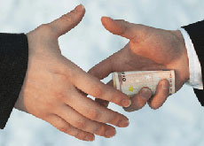 مدعي عام عجلون يوقف موظفا بتهمة طلب رشوة