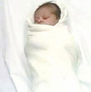 الأم وُلدت بنفس الحالة..سيدة في معان تنجب مولودة بـ"أسنان"!!