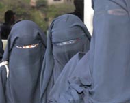 ضبط 3 أشخاص يرتدون زيا نسائيا بغية اختلاطهم بفتيات والاحتيال عليهن