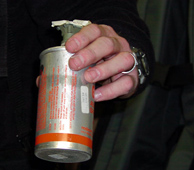 موظف في بلدية الكرك يطلق غازا مسيلا للدموع على زملائه