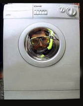 الكرك: إنقاذ طفل علق في نشافة الغسالة