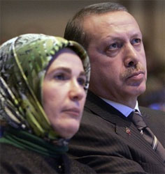 حجاب زوجة أردوغان يتسبب في معركة بالأيدي داخل البرلمان التركي