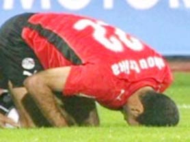 كبير المفتين بدبي: سجود الملاعب للمنتخب المصري باطل شرعا