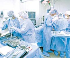 طبيب معروف يُفقد مواطنة معدتها بعد إجراء عملية جراحية لها بمستشفى خاصة