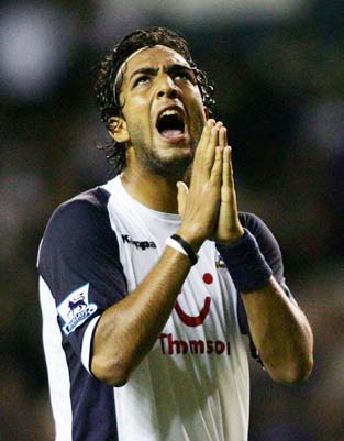 فتاة إنجليزية تسطو على مبالغ مالية ضخمة من اللاعب المصري "ميدو"