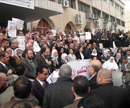 اعتصام حاشد في النقابات المهنية للمطالبة بالإفراج عن التل ومحادين