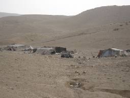 مواطنون في سيل الحسا يسكنون بيوت الخيش ويشربون مياها غير صالحة