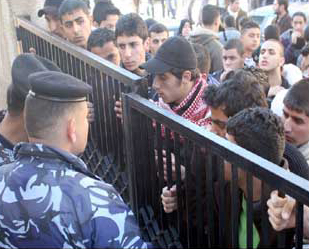 إصابات في اعتصام لطلبة التوجيهي..وتسليم عريضة للديوان الملكي للمطالبة بإعادة التدقيق