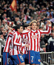 اتلتيكو مدريد ينزل الخسارة الأولى ببرشلونة واشبيلية يتقدم