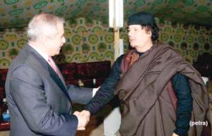 موكب وزير الخارجية يتعرض لحادث سير على طريق طرابلس أثناء عودته من لقاء القذافي ..