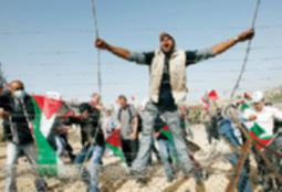 "هآرتس": عباس وافق على استئناف المفاوضات غير المباشرة