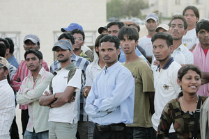 المطالبة بعدم التوقيف الإداري للعامل الوافد ومراجعة قانون منع الاتجار بالبشر