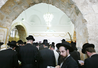 الحرب على المقدسات..إسرائيل تستولي على الحرم الإبراهيمي وقبر راحيل