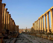 ضبط سائحة في آثار جرش كتبت على ساقها "إن شاء الله"