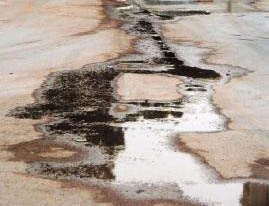 تسرب مياه الصرف الصحي يتسبب في إخلاء 45 منزلا في الكرك