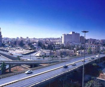 عمّان..المدينة الباحثة عن هويّة في الأرصفة والمقاعد